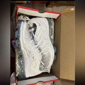 Nike VaporMax Plus all white. PADS only the left shoe tried on